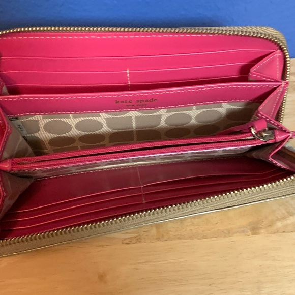 Kate Spade Wallets Gold Large Wallet pink inside Black Bi-Fold Wallet PPO - Picture 5 of 5